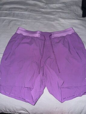 Lululemon men’s license to train shorts 5” size Large